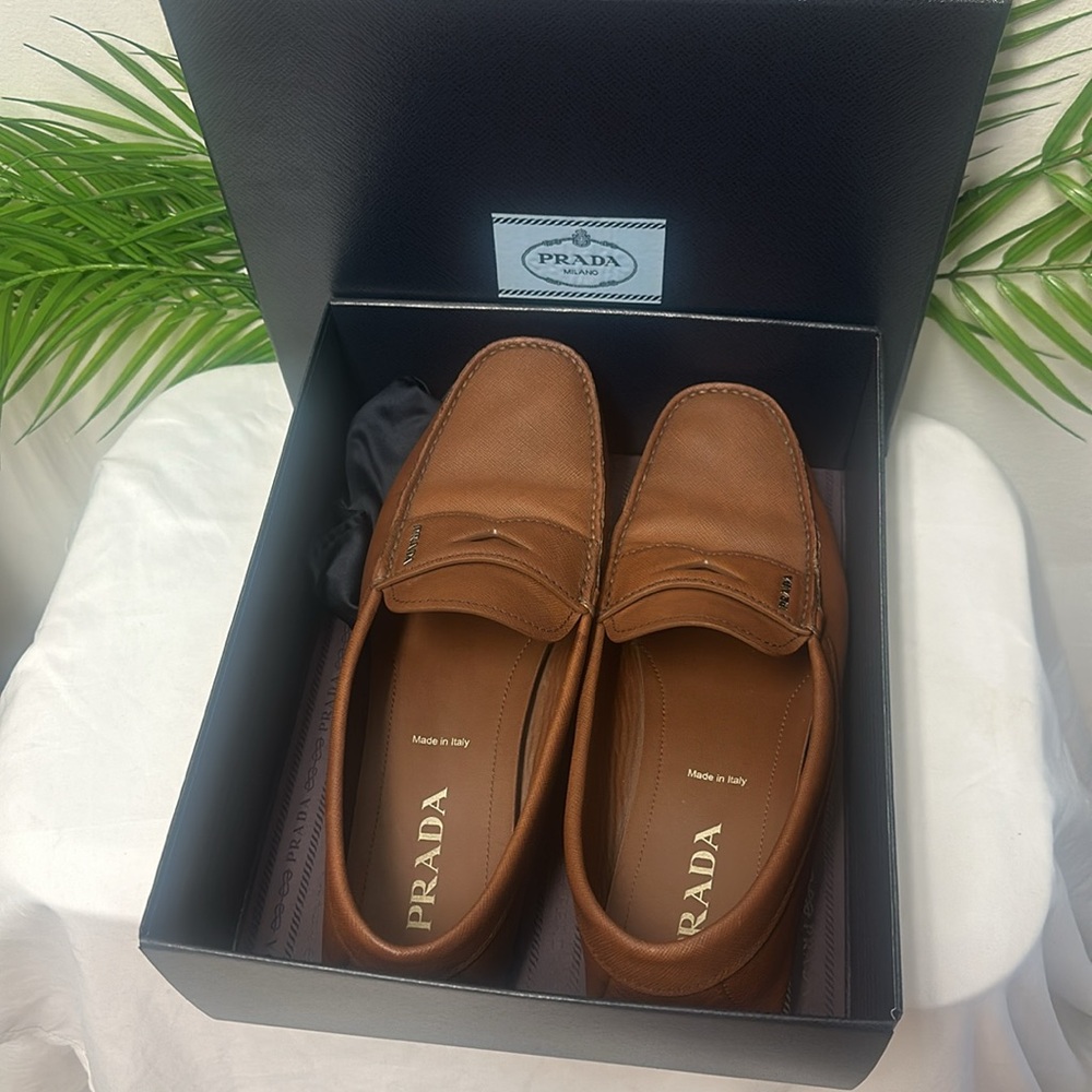 💯 Authentic Prada Classic Saffiano Men Loafers in Size 10          Pre owned